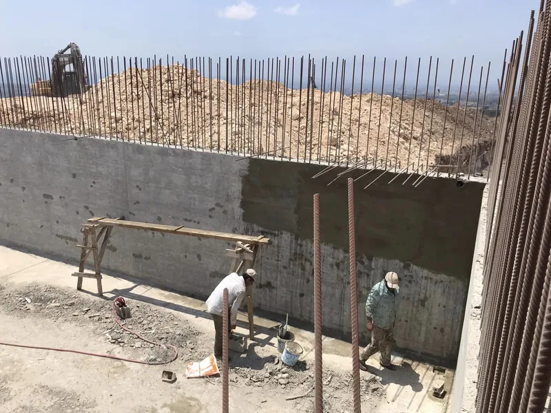 اعمال عزل ل خزان مياه بعوازل اسمنتية عالية المرونة