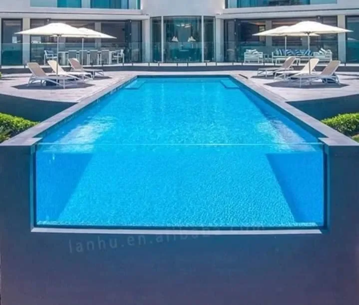 مسبح مع زجاج