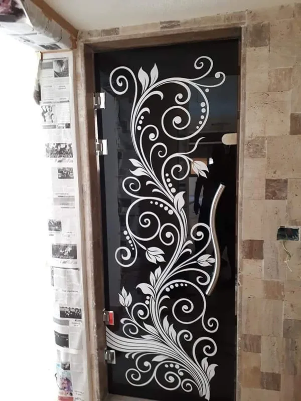 أبواب زجاجية مع رسم