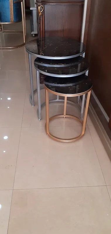 طاولات مدورة