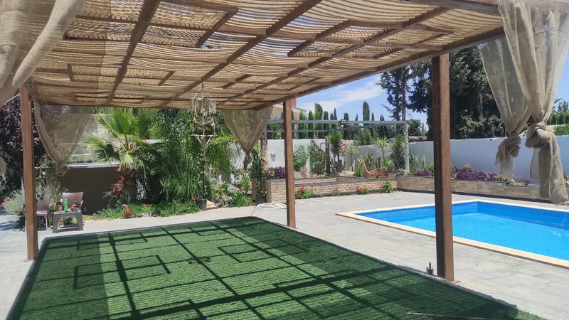 ارضية عشب صناعي
