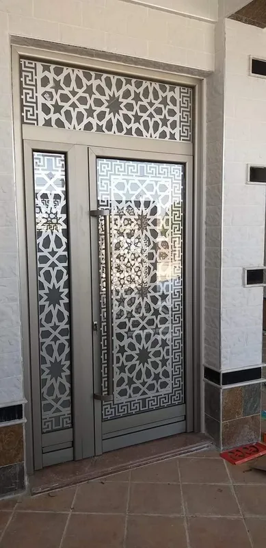 أبواب زجاجية مع رسم