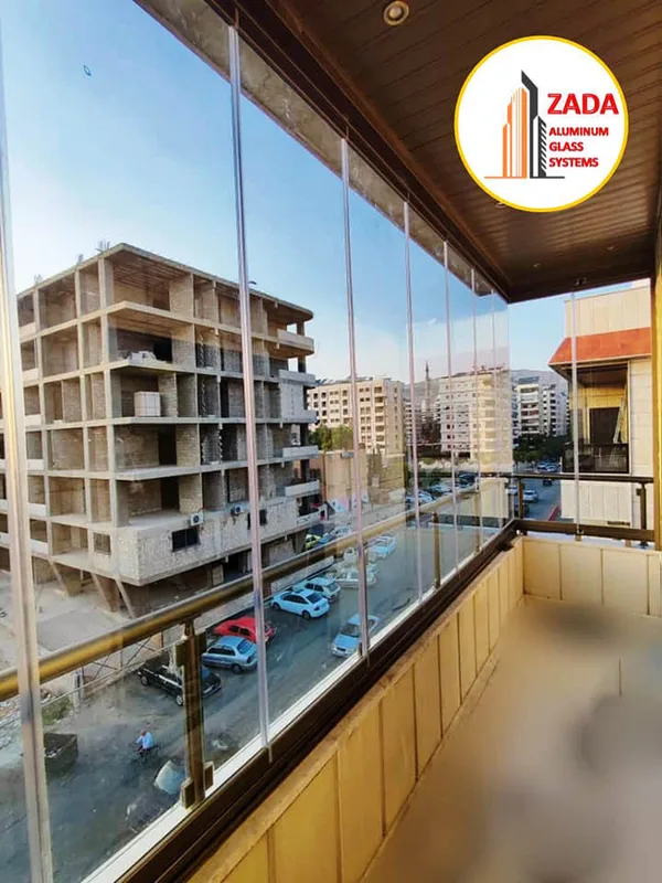شرفة زجاجية