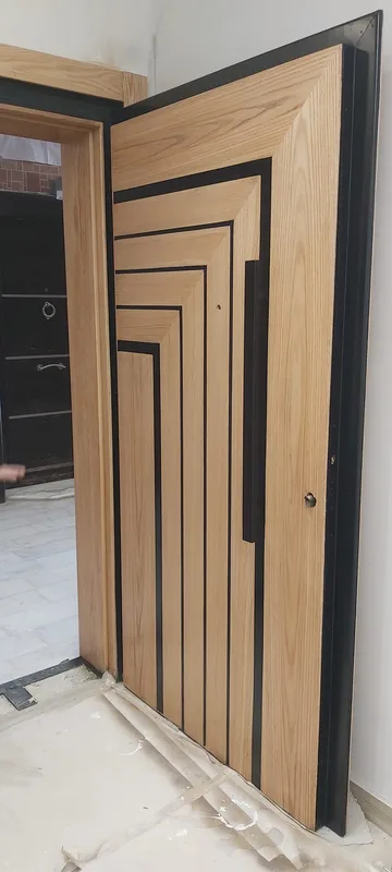 باب خارجي مدعم بالحديد