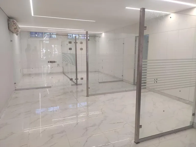 قواطع زجاج