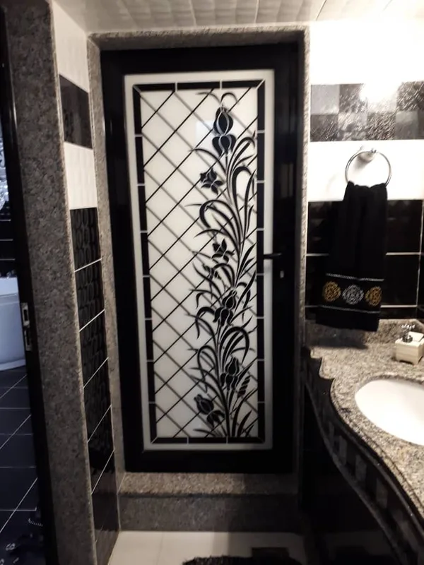 أبواب زجاجية مع رسم